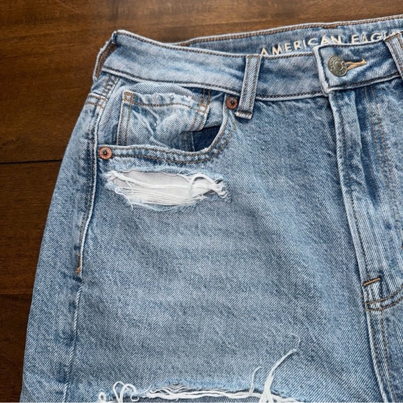 American Eagle Highest Rise Mom Jeans Womens 4 Light Blue Wash Distressed - Picture 3 of 13